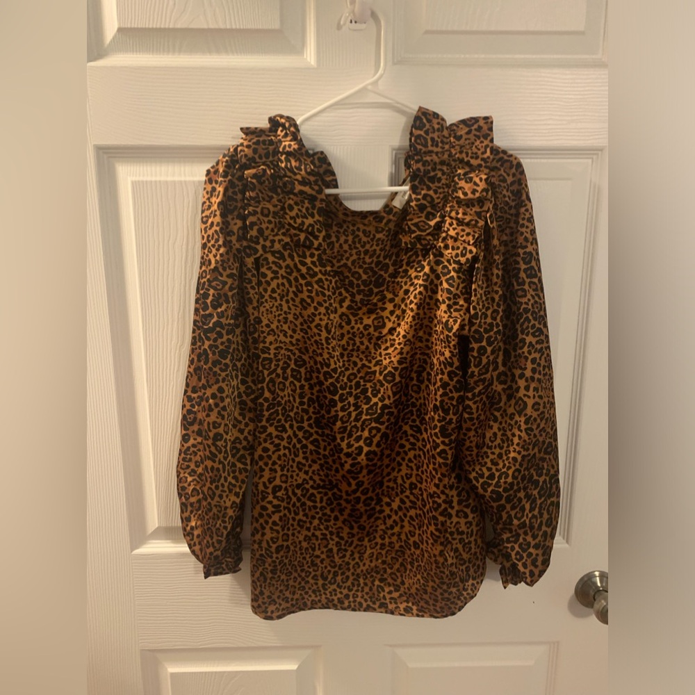 Cute leopard top- with ruffles on the shoulders.